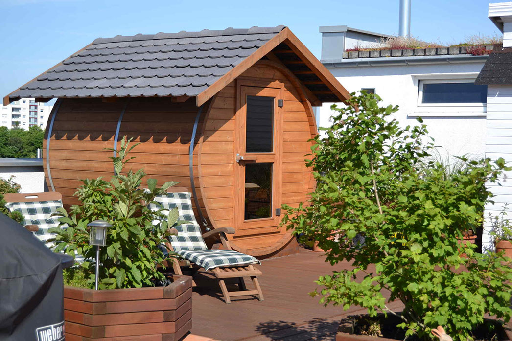 Holzfasssauna in Thermoholz auf Terrasse